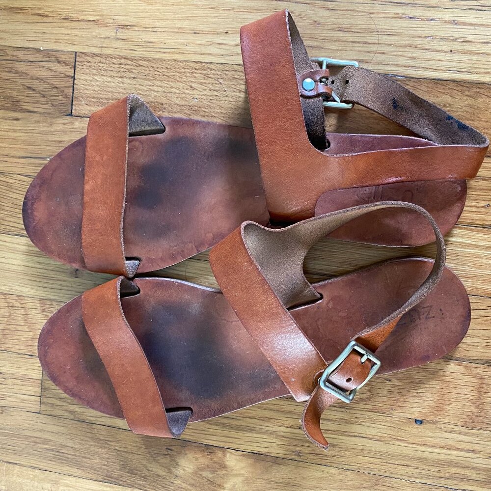 Zuzii leather flat sandals, brown, size 8